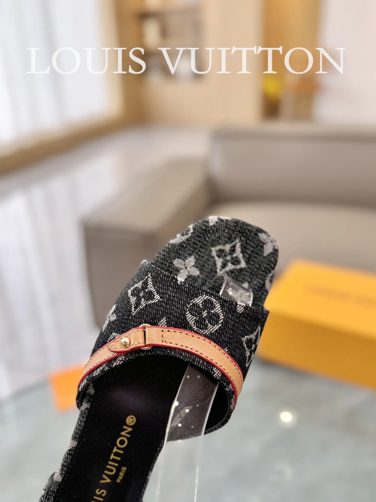 👟👟Ex-factory price 620👟👟 👟👟The top version of LV Lujia 24/denim jeans are so beautiful. I rarely make Lv family items, but I really can’t refuse this pair of kittens! I purchased the original version and developed it with care. The heels are custom molded. The brown leather with presbyopic denim is so brilliant! The perfect kitten heel, which is just right, is high-end, classic, sexy and comfortable. It is a must-have item that can give you full marks as a summer shoe! Sandals 5cm and 9cm/hollow sandals/ballet shoes 🔜3 items ✅Upper: Denim denim ✅Inner: original customized cowhide ✅Outsole: Italian genuine leather outsole ✅Number of yards: 35-41 (40.41 customization is not returnable) ✅Packaging: full set of exquisite packaging